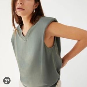 Babaton
V-Neck T-Shirt